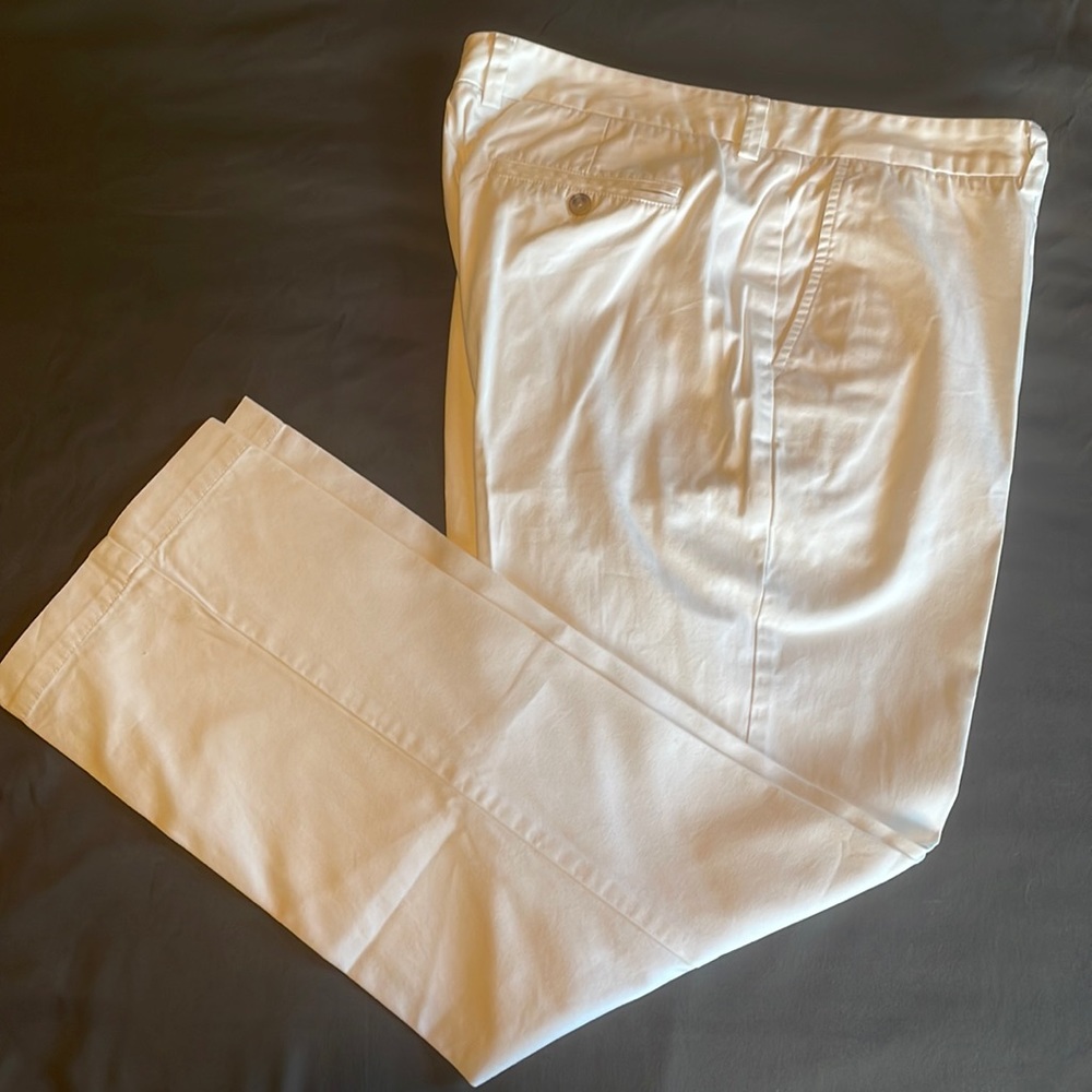 Men’s white khaki pants